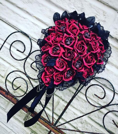 Foam Flower Bouquet, Alt Bride, Wedding Gothic, Bridal Packages, Skull Wedding, Artificial Floral Arrangements, Bride Flowers, Flower Skull, Gothic Wedding