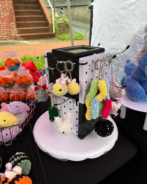 Crochet Pop Up Shop Ideas, Christmas Crochet Ideas To Sell, Stuffies Crochet, Crochet Market Setup, Crochet Small Business, Market Crochet, Crochet Craft Fair, Craft Market Display, Crochet Market