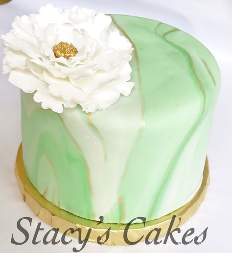 Green And Gold Cake, Mint Green Cake, Cake With Peonies, Mint Green Cakes, Baking Birthday Cake, Daisy Wedding Cakes, Gold Fondant, Mint Chocolate Cake