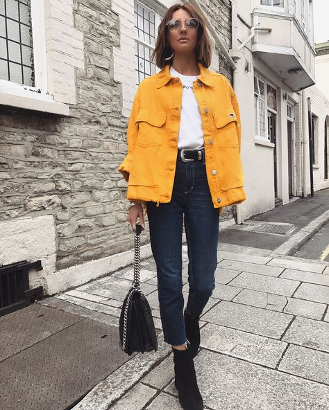 A yellow denim jacket is definitely one way to brighten up a dull Sunday Yellow Coat Outfit, Yellow Jacket Outfit, Spring Coat Outfit, Oversized Denim Jacket Outfit, Fall Jackets Outfit, Jacket Outfit Ideas, Spring Jeans, Yellow Jeans, Jean Jacket Outfits