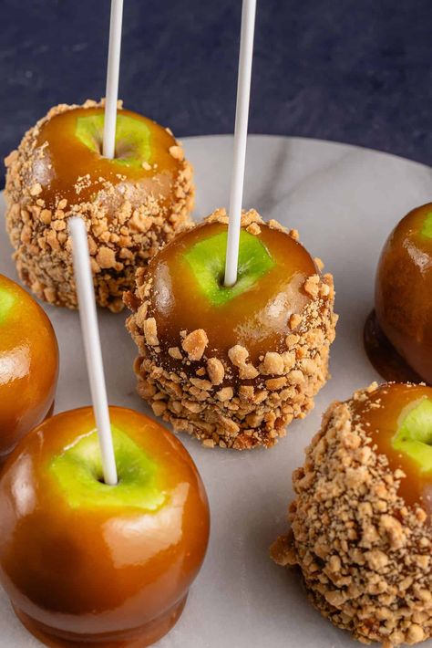 Vegan Caramel Apples Carmel Apples Vegan, Vegan Caramel Apples, Vegan Apple Desserts, Vegan Halloween Desserts, Vegan Halloween Candy, Vegan Caramel Apple, Caramel Apples Recipe, Enjoy With Friends, Vegan Halloween