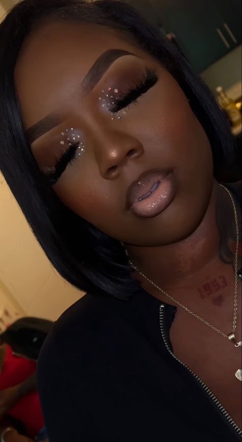 Smokie Eye Makeup Black Women, Black Women Birthday Makeup, Homecoming Glam Makeup, Birthday Makeup Dark Skin, Black Birthday Makeup Look, Soft Glam Makeup Black Women Dark Skin Gold, Baddie Prom Makeup Looks, Birthday Makeup Ideas For Black Women, Prom Make Up Looks Natural