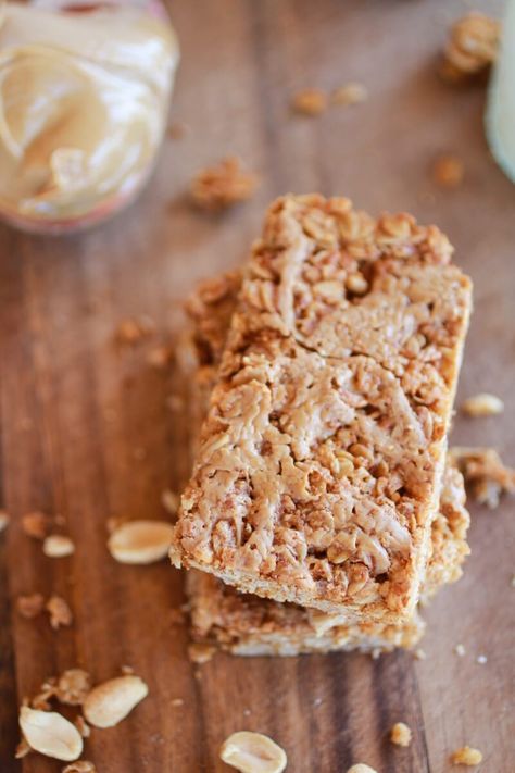 Crunchy Oatmeal Peanut Butter Oats 'n Honey Bars | http://www.halfbakedharvest.com/ Healthy Snack Bar Recipes, Diy Granola Bars, Honey Bars, Crunchy Oats, Oatmeal Granola Bars, Crunchy Oatmeal, Diy Granola, Snack Bar Recipes, Oatmeal Granola