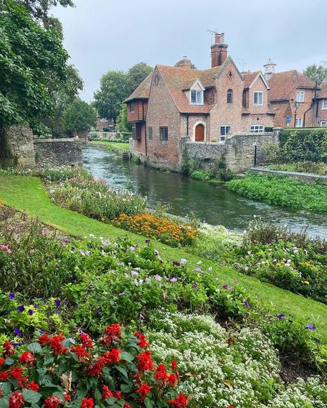 Just Wing It • Court on Instagram: "Canterbury, England ~ a quaint English town SE of London provides a great day trip to get away from the hustle and bustle of the capital city. Explore the Westgate gardens, go punting on the river, check out the cathedral and grab a coffee at a cafe or pint at a British pub. https://justwing.it/england/canterbury-whitstable/ #canterbury #england #uk #unitedkingdom #londondaytrip #travelblogger #travel #justwingit #english #englishvillage #britishtown #westg Villages In England, Small British Town, Traveling To England, Canterbury Uk, British Cafe, England Nature, British City, Colchester England, Whitby England