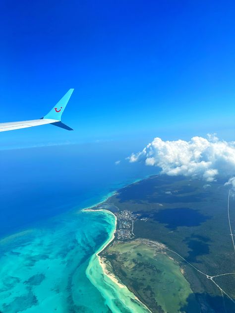 #cuba #plane #beach #viewfromplane Cuba Vacation, Cuba Beaches, Dream Vacation Spots, Cuba Travel, Future Travel, Bora Bora, Travel Goals, Travel Inspo, Dream Destinations