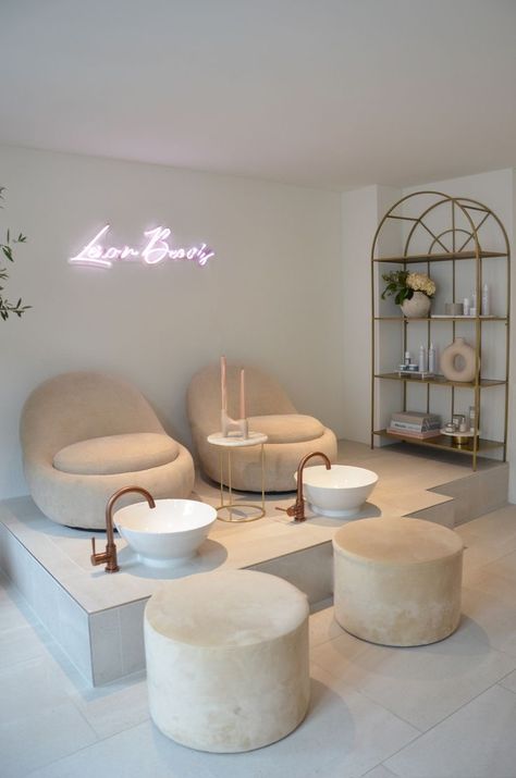 Classy Nail Salon Interior, Nail Salon Minimalist Interior, Beautiful Nail Salon Interior Design, Nails Spa Ideas, Salon Decor Neutral, Beauty Bar Interior Design, Cosmetic Studio Interior Ideas, Nail And Makeup Salon Design, Nail Shops Interior