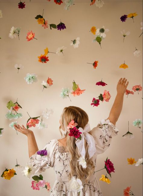 Flower Room Photoshoot, Flower Curtain Photoshoot, Spring Photobooth Ideas, Floating Floral Backdrop, Fake Flower Photoshoot, Flower Aesthetic Photoshoot, Floating Flowers Photoshoot, Hanging Flowers Photoshoot, Flower Studio Photoshoot