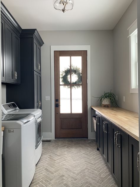 Mud Room Laundry Room Combo, Organization Laundry, Laundry Room/mud Room, Pantry Laundry Room, Laundry Room Wallpaper, Dream Laundry Room, Laundry Room Doors, Mudroom Laundry Room, Laundry Room Renovation