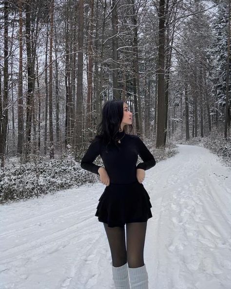 Christmas Fits Women, Dresses To Wear With Tights, Cute Black Winter Outfits, Styling Black Leggings Winter, Pretty Black Outfits, Winter Dress And Boots Outfit, Dark Outfits Girl, Dark Christmas Outfit, Black Skirt Outfit Formal