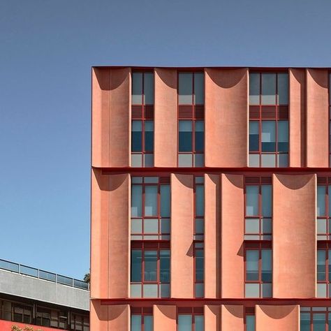 ArchitectureAU on Instagram: "On a site that has hosted many forms of education, a new vertical school structure in inner-Melbourne suburb Flemington complements a contemporary and non-traditional pedagogical approach yet remains adaptable to future change.⁠ ⁠ Mount Alexander College by @kosloffarchitecture⁠ 🔗 Read the full review by Alex Brown via the link in bio.⁠ 📷 Photography by @derek_swalwell⁠ ⁠ #architecture #architectureAU #australiandesign #archdaily" Interlocking Building Architecture, Colour In Architecture, Care Home Architecture, Facade Shading Architecture, University Exterior Design, Centralized Architecture, University Building Architecture, Modular Facade, Vertical Facade