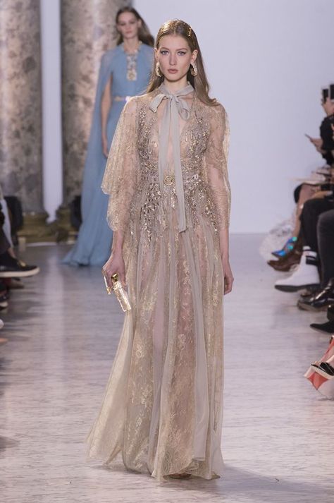 Défilé Elie Saab Haute Couture printemps-été 2017 - Paris - Elle Haute Couture Style, Gaun Abad Pertengahan, Elie Saab Haute Couture, Haute Couture Paris, Ellie Saab, London Fashion Weeks, Elie Saab Spring, Elie Saab Couture, Fashion Couture