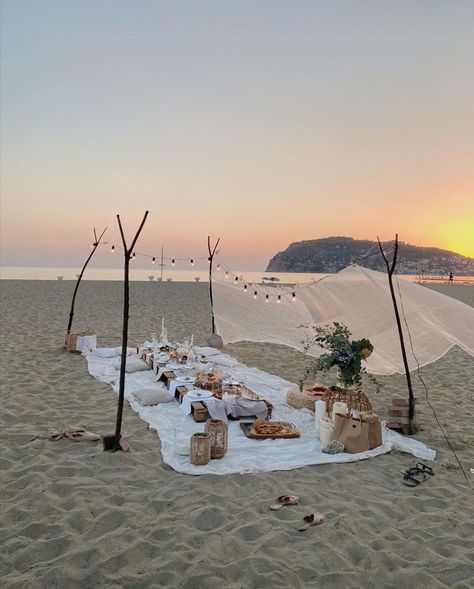 Cute Beach Picnic Date, Boho Beach Dinner Setup, Bachelorette Beach Picnic Ideas, Dinner On The Beach Aesthetic, Party At Beach Ideas, Birthday Dinner On The Beach, Bohemian Beach Picnic, Beach Birthday Dinner Ideas, Beach Dinner Ideas Families