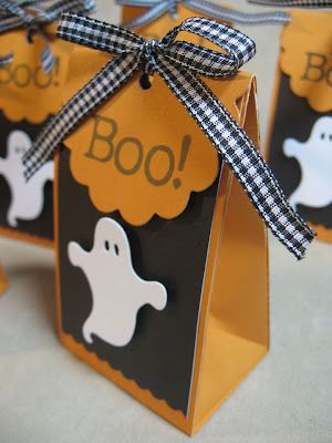 Halloween Treat Bags Diy, Halloween Treat Holders, Interior Design Secrets, Diy Halloween Treats, Halloween Treat Boxes, Fall Candy, Fall Coffee Table, Halloween Paper Crafts, Easy Treat