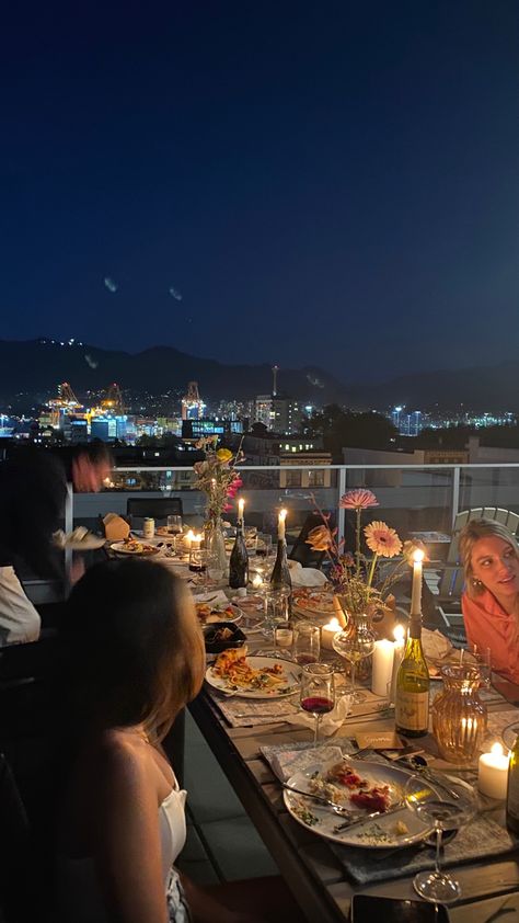 Rooftop Summer Party, Hosting Astethic, Rooftop Dinner Aesthetic, Birthday Hangout Ideas, Rooftop Party Night, College Life Aesthetic Party, Rooftop Birthday Party Ideas, Rooftop Party Aesthetic, Small Party Aesthetic