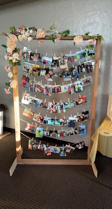 Picture Boards For Weddings, Diy Picture Display For Party, Picture Graduation Display, Graduation Pictures Display Ideas, Diy Crisp Wall Wedding, Picture Displays For Graduation Party, Senior Picture Display Ideas, Senior Banquet Table Ideas, Wildflower Grad Party