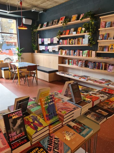 Bookshop Cafe Interior Design, Bookshop Ideas Design, Independent Bookstore Design, Bookshop Cafe Design, Bookshop Interior Design, Bookstore Setup, Bookstore Cafe Design, Small Bookstore Cafe, Bookstore Seating