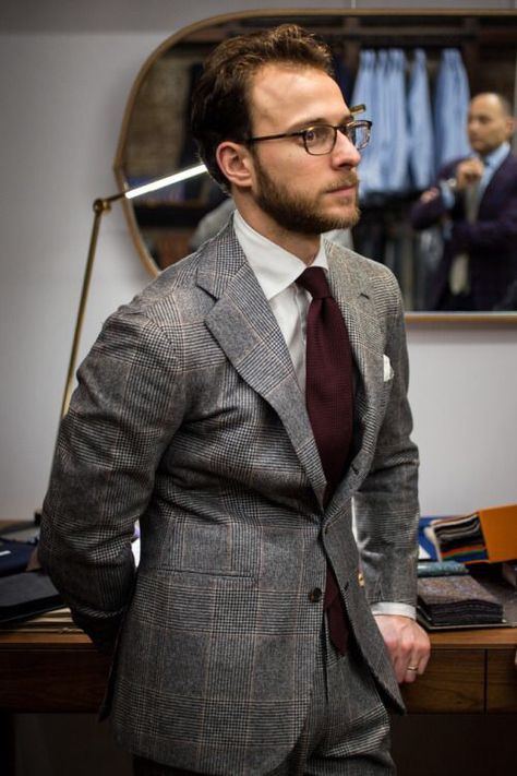 Class! TweedFresh... #LK Maroon Tie, Der Gentleman, Man In A Suit, Winter Suits, Look Formal, Dapper Gentleman, Dapper Style, Mens Fashion Inspiration, Plaid Suit