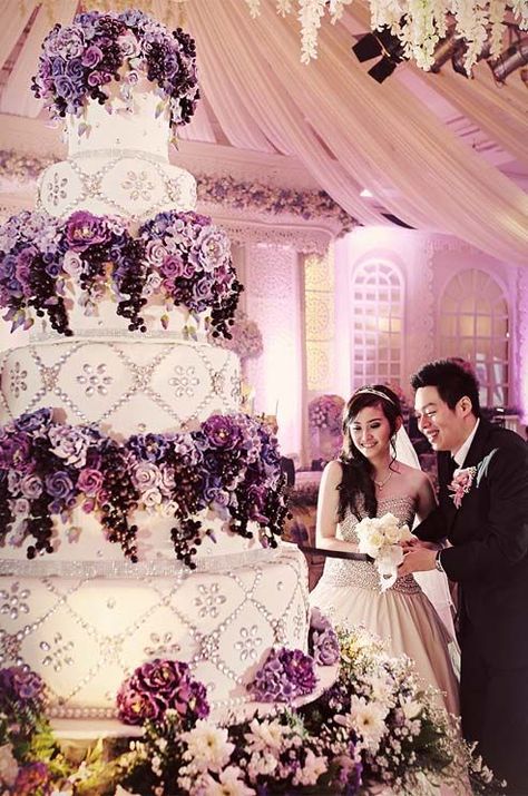 Indonesian Cake Large Wedding Cake, Huge Wedding Cakes, Huge Wedding, Cake Purple, Extravagant Wedding Cakes, Purple Wedding Cake, Big Cake, Indonesian Wedding, Big Wedding Cakes