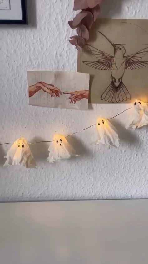 Halloween Ghost Garland, Ghost Garland, Diy Ghost, Dekorasi Halloween, Scary Halloween Decorations Diy, Bricolage Halloween, Halloween Decor Ideas, Ghost Diy, Homemade Halloween Decorations