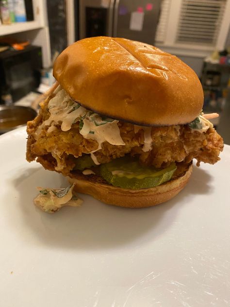 Essen, Aesthetic Chicken Sandwich, Chicken Burger Aesthetic, Chicken Sandwich Aesthetic, Spicy Chicken Burger, Sandwich Aesthetic, Homemade Chicken Burgers, Food Esthetics, Crispy Chicken Sandwich