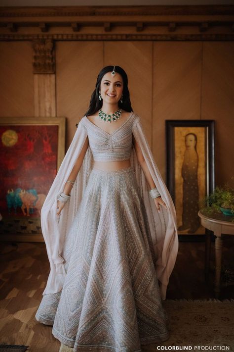 Engagement Dress For Bride, Indian Bridesmaid Dresses, Simple Lehenga, Latest Bridal Lehenga, Indian Outfits Lehenga, Wedding Lehenga Designs, Lehenga Designs Simple, Indian Bride Outfits, Traditional Indian Dress