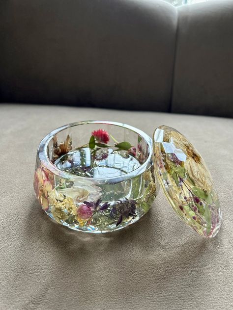 Resin jewelry dish with lid,Trinket dish,Bridal bouquet preservation,Wedding flower preservation,Resin trinket dish,Bridemaid gifts https://etsy.me/3ZJ9yRI #flowerpreservation #bouquetpreservation #weddingflowers # Resin Crafts Aesthetic, Wedding Bouquet Preservation Resin, Wedding Flowers Preservation Ideas, Bridal Bouquet Preservation, Resin Trinket Dish, Wedding Flower Preservation, Resin Gifts, Crochet Necklace Pattern, Flower Resin Jewelry