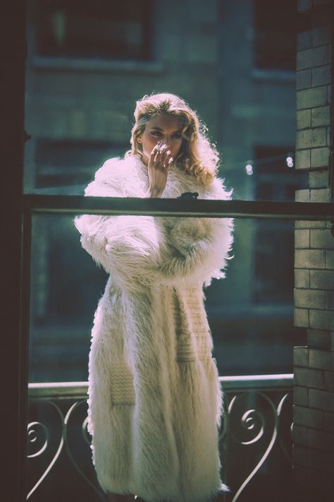 Martha Hunt @iammarthahunt by Guy Aroch @guyaroch for  So It Goes @soitgoesmag  2015 #light #motion #color Guy Aroch, Martha Hunt, Breakfast At Tiffany's, Look Retro, Foto Tips, I'm With The Band, Mode Inspo, How To Pose, 인물 사진