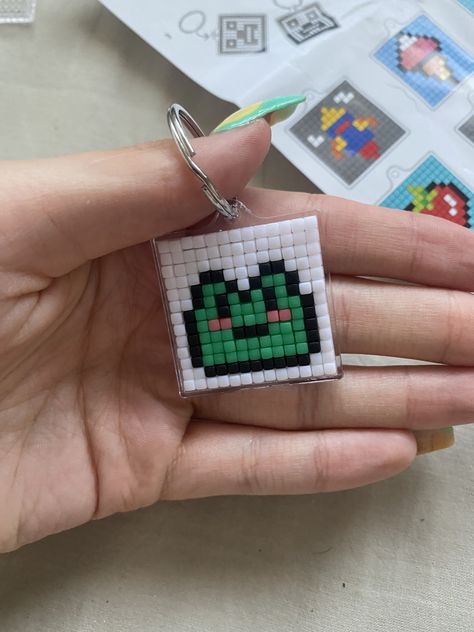 13x13 Pixel Art, Pixel Art Keychain, Pixel Keychain, Safety Pin Art, Frog Keychain, Safety Pin Crafts, Pixel Beads, Tiny Cross Stitch, Pony Bead Patterns