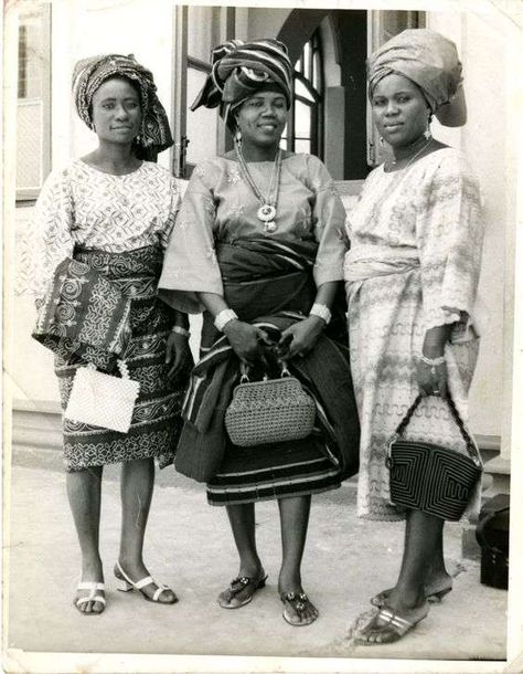 Nigerian style in the 70s Old School Outfits, Nigerian Culture, Afrocentric Fashion, Old School Fashion, Fashion 1970s, Three Women, Vintage Black Glamour, Nigerian Styles, African History