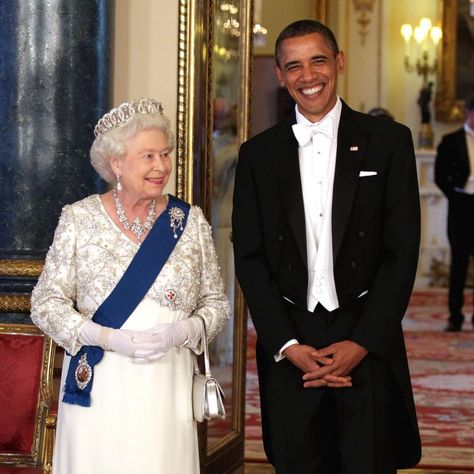 Barack Obama Family, Rainha Elizabeth Ii, Style Transformation, Reine Elizabeth Ii, First Ladies, Black Presidents, Obama Family, Barack And Michelle, Reine Elizabeth