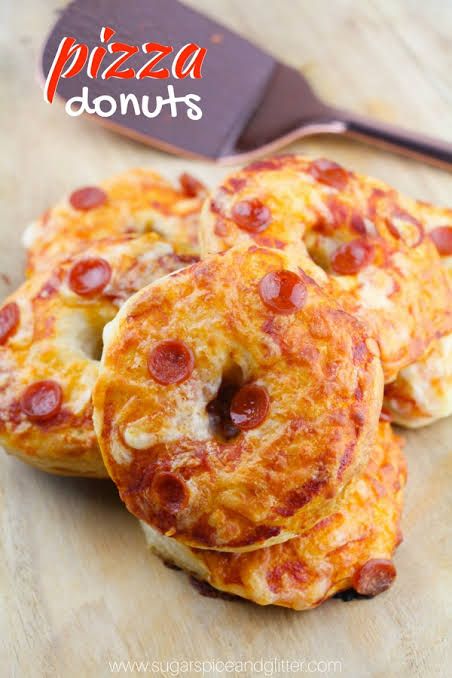 Pizza Donut Recipe, Donut Pan Recipe, Savory Donuts, Pizza Donuts, Donut Theme Party, Pizza Slider, Doughnut Party, Kids Pizza, Donut Themed Birthday Party