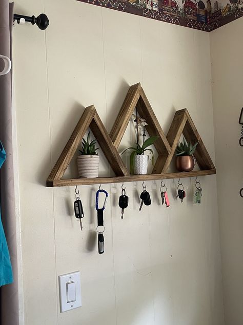 Small Wood Shelves, Simple House Decor Ideas, Wood Crafting Ideas, Wood Decoration Ideas, Simple Wood Projects, Wooden Crafts Diy, Key Hangers, Small Woodworking Projects, Diy Wooden Projects