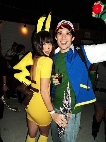 Costume Halloween Duo, 2017 Halloween Costumes, Pikachu Costume, Stitch Costume, Popular Halloween Costumes, Halloween Duos, Matching Halloween Costumes, People Group, Couple Costumes