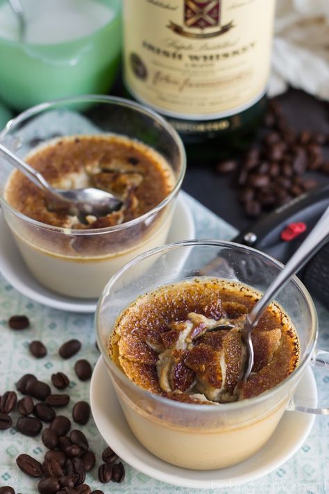 Ramekin Desserts, كريم بروليه, Boozy Cakes, Coffee Creme Brulee, Chocolate Creme Brulee, Irish Desserts, Brulee Recipe, Creme Brulee Recipe, Creme Brûlée