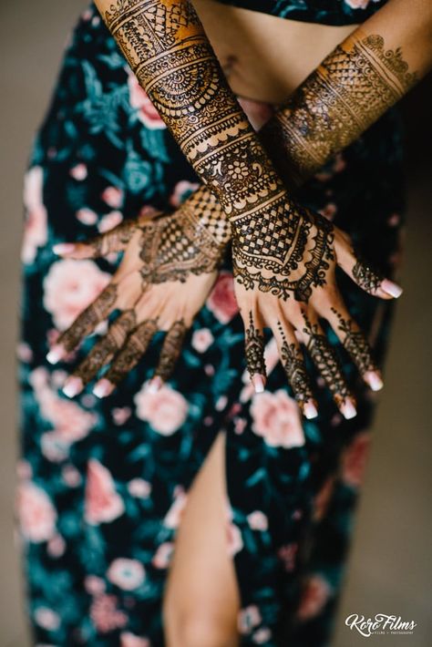 Indian wedding of Khushi & Mehul at Sheraton Hua Hin – Thailand Mehndi Photography Bride, Mendhi Photoshoot Ideas, Mehdi Shoot Bride, Mehendi Event Photography, Mendhi Pose For Bride, Mehndi Portrait Bride, Indian Bride Mehendi Designs, Mehendi Bride Poses, Mendi Photos