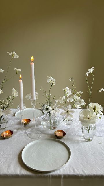 White Table Cloth Dinner Party, Clean Party Aesthetic, Dinner For Two Table Setting Romantic, Flowers For Dinner Table, Wedding Dinner Set Up, Simple Dinner Table Setting, Simple Dinner Party Table Decor, Romantic Dinner Party Decor, Simple Sweets Table