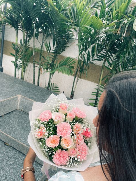 Photo Idea With Flowers, Birthday Pose With Flowers, Bouquet Of Flowers Pose Ideas, Birthday Poses With Flowers, Flowers Bouquet Photoshoot, Pictures Holding Flowers, Birthday Photoshoot Ideas With Flowers, Poses With Flowers Bouquets, Bouquet Photoshoot Ideas