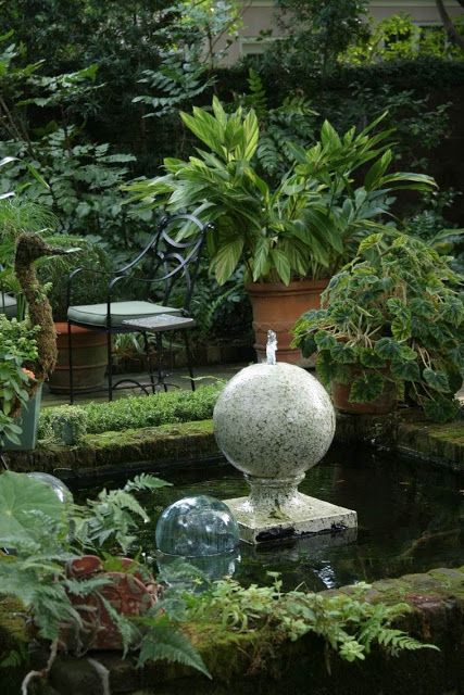 a curious gardener: southern courtyard gardens Triangle Garden, Patio Ponds, Courtyard Landscape, Charleston Gardens, Victorian Gardens, Garden Water Feature, Small Pond, Small Courtyard Gardens, Shade Gardens