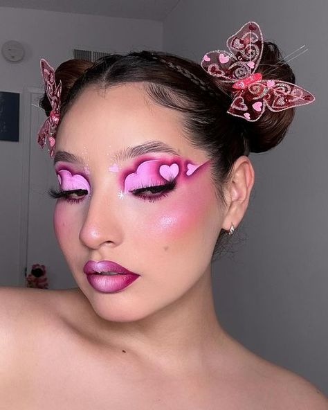 Creative Looks Makeup, Valentine Make Up Look, Eye Makeup Inspo Creative, Heart Eyeshadow Look, Pink Creative Makeup, Valentine Make Up, Makeup Creative Ideas, Valentine Eyeshadow Looks, Pink Drag Makeup