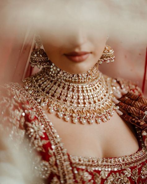 What To Wear When: Dainty Jewellery vs Statement Jewellery! Pretty Indians, Unique Wedding Jewelry, Bridal Jewellery Inspiration, Dainty Jewellery, Contemporary Bridal, Indian Bridal Jewellery, Hindu Bride, Indian Bridal Jewelry Sets, Bridal Poses