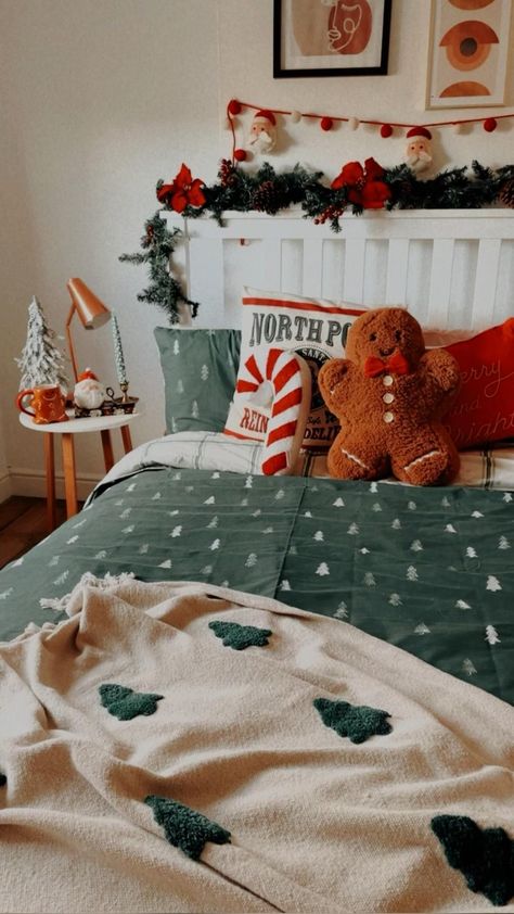 Christmas Room Inspiration, Holiday Bedroom Decor, Holiday Room Decor, Seasonal Room, Holiday Bedroom, Holiday Room, Cozy Christmas Decor, Preppy Christmas, Christmas Decorations Bedroom