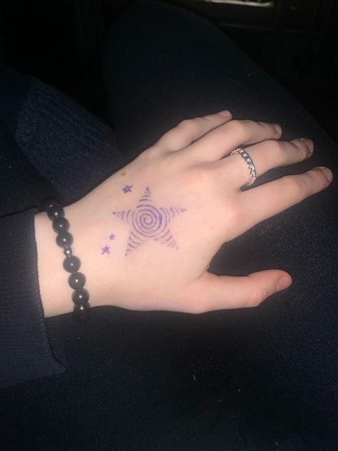 Hand with a drawing of a star, made of a spiral, on it Star Hand Doodles, Arm Doodle Tattoos, Patterns To Draw On Your Hand, Star With Spiral, Simple Pen Tattoos On Hand, Ideas For Drawing On Hand, Gel Pen Tattoo Ideas, Star Hand Drawing, Star Drawing On Hand