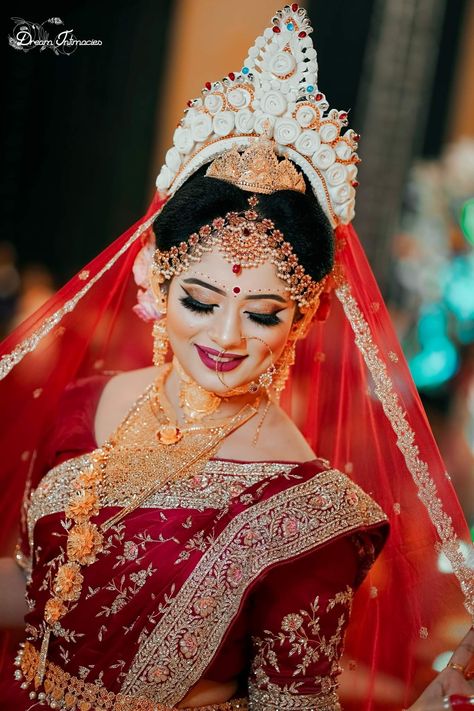 Bengali Dress, Bengali Bride Reception Look, Ladies Suit Design, Bridal Things, Haldi Dress, Bhole Baba, Bride Entry, Indian Bride Makeup, Bengali Bridal Makeup