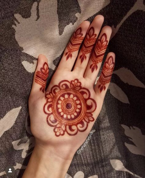 Mehendi Designs Only Palm, New Model Mehandi Designs Simple, Right Hand Palm Mehndi Design, Mehendi Design For Palm Simple, Palm Aesthetic Mehendi, Easy Aesthetic Mehendi Designs Palm, Arabic Mehendi Design Palm, Round Mehndi Design Front Hand Aesthetic, Palm Mehndi Design Simple Easy Aesthetic