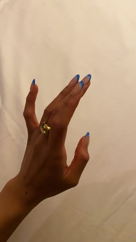 Blue Nail Inspo Aesthetic, Mail Inspo Almond Summer, April Almond Nails, Blue Concert Nails, Almond Nails Summer Blue, Simple Oval Nail Designs, Almond Nails Blue Design, Almond Acrylic Nails Designs Summer, Sky Blue Almond Nails