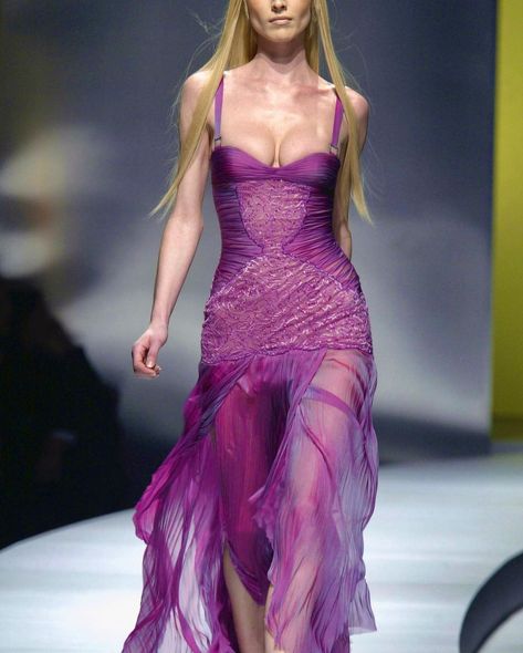 Versace FW 2003 💟 | Instagram Runway Versace, Versace Runway, Outfits 2000s, 90s Runway Fashion, Runway Fashion Couture, Versace Dress, Purple Outfits, Sequin Prom Dresses, Pretty Prom Dresses