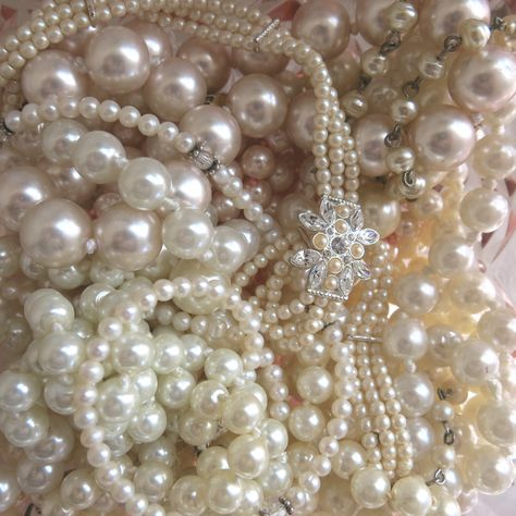 perfectly placed pearls | Creations By Cathy Pearls Aesthetic, Pearl Jewelery, Pearl Aesthetic, Pearls Photography, Wear Pearls, Pearls Jewelry, Pearl And Lace, Vintage Pearls, Color Dorado