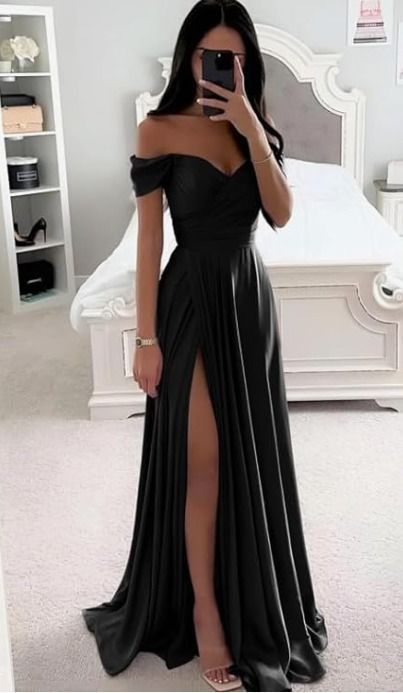 Classy Prom, Black Dresses Classy, Classy Prom Dresses, Stunning Prom Dresses, Prom Dress Inspiration, Cute Prom Dresses, Pretty Prom Dresses, Prom Outfits, Vestidos Prom