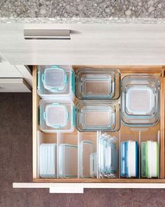 Tupperware Organizing, Diy Kitchen Renovation, Kitchen Organization Diy, Organisation Hacks, Kitchen Hacks Organization, Diy Kitchen Storage, Kitchen Cabinet Organization, Organize Drawers, Drawer Dividers