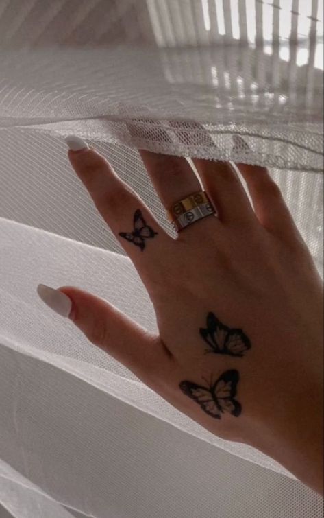 Butterfly Hand Tattoo, Tato Henna, Finger Tattoo For Women, Hand Tattoos For Girls, Cute Hand Tattoos, Hand And Finger Tattoos, Pretty Hand Tattoos, Henna Tattoo Hand, Finger Tattoo Designs